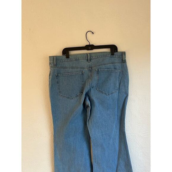 Express Woman Mid Rise Light Wash '70s Flare Jeans, Size 16S - Picture 9 of 10
